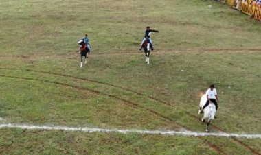 इंदौर के बेटमा में दशहरा पर अनूठी परंपरा:अमन-चमन टेकरी पर घुड़दौड़, निशाना साध बंदूक से फोड़ी मटकी