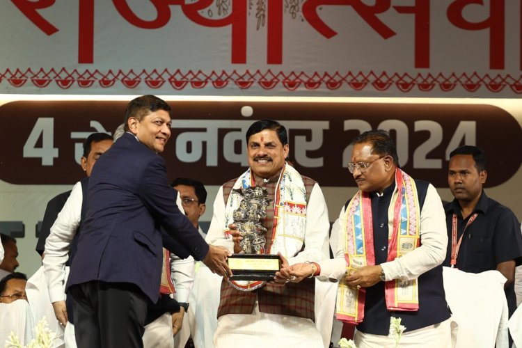 डबल इंजन की सरकारें छत्तीसगढ़ और मध्यप्रदेश को तेजी से लेकर जा रही विकास की राह पर: मुख्यमंत्री डॉ. मोहन यादव,  मध्यप्रदेश के मुख्यमंत्री डॉ. मोहन यादव ने तीन दिवसीय छत्तीसगढ़ राज्योत्सव का किया शुभारंभ