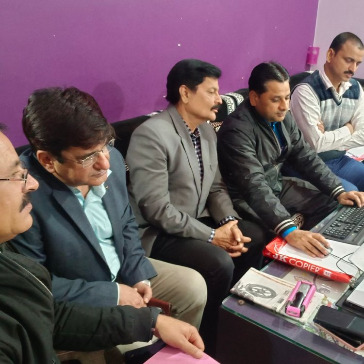 धार में सहकारिता विभाग अधिकारी के घर लोकायुक्त ​​​​​​​की कार्रवाई:भाई के निवास पर भी पहुंची टीम; आय से अधिक संपत्ति के मामले में जांच जारी