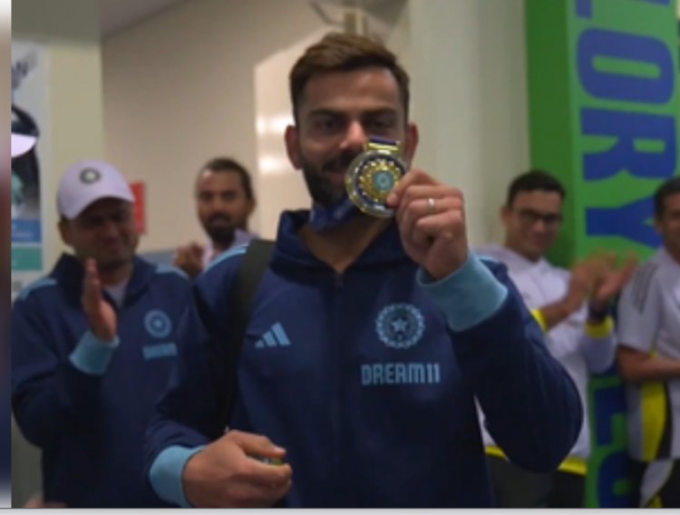 चैंपियंस ट्रॉफी : न्यूजीलैंड पर जीत के बाद विराट कोहली को मिला 'फील्डर ऑफ द मैच' मेडल