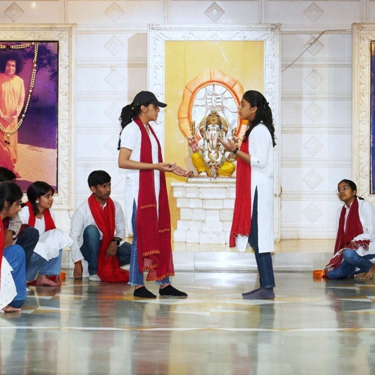 इंदौर के श्री सत्य साईं स्कूल में पेरेंट्स की कार्यशाला:बालवाटिका में बच्चों के पालन-पोषण पर सत्र, एड्यूकेयर के 5 शिक्षण तकनीकों का प्रदर्शन