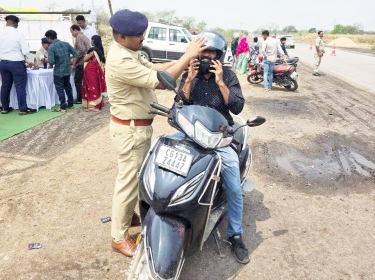 हाइवे पर बिना हेलमेट चालकों पर कार्रवाई