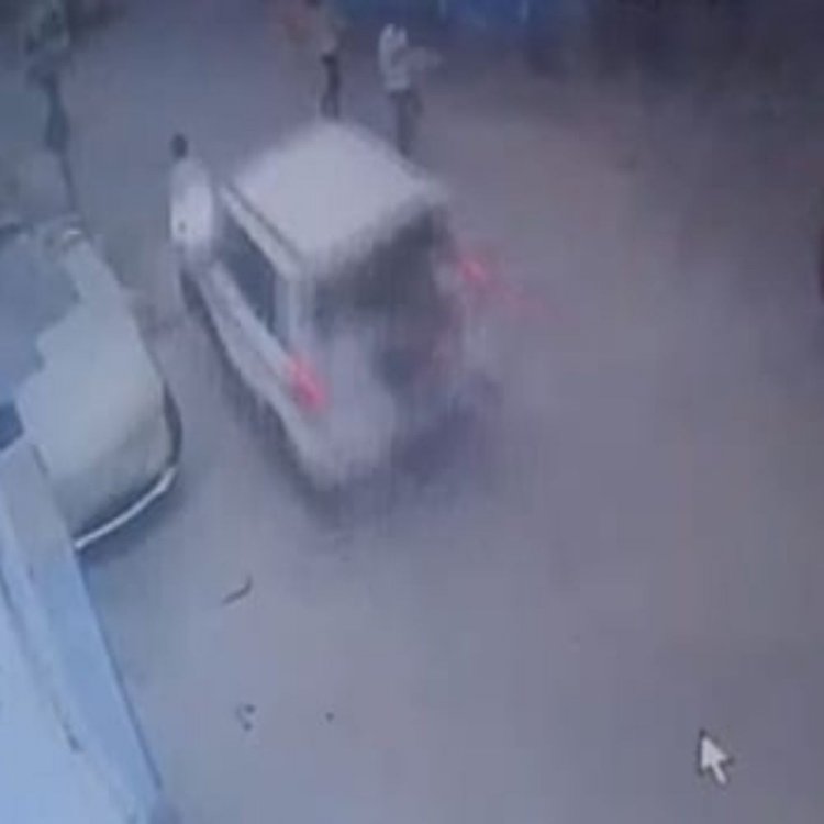 ग्वालियर में हिट एंड रन, CCTV वीडियो आया सामने:सड़क पर पैदल जा रहा था युवक, कार ने मारी टक्कर