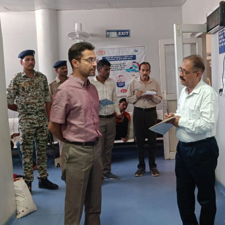 अशोकनगर के जिला अस्पताल का कलेक्टर ने किया निरीक्षण:मरीजों से फीडबैक लेकर सिविल सर्जन को व्यवस्थाएं सुधारने के दिए निर्देश