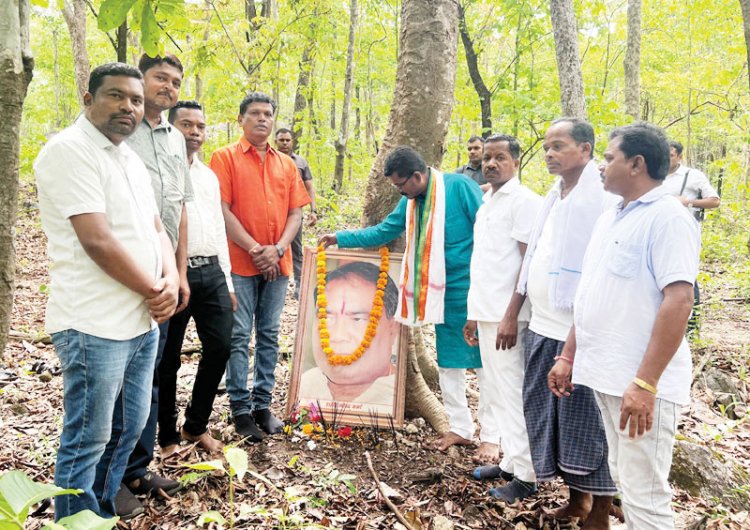 पूर्व क्रेडा अध्यक्ष व पूर्व चित्रकोट विधायक ने झीरम पहुंच दी श्रद्धांजलि