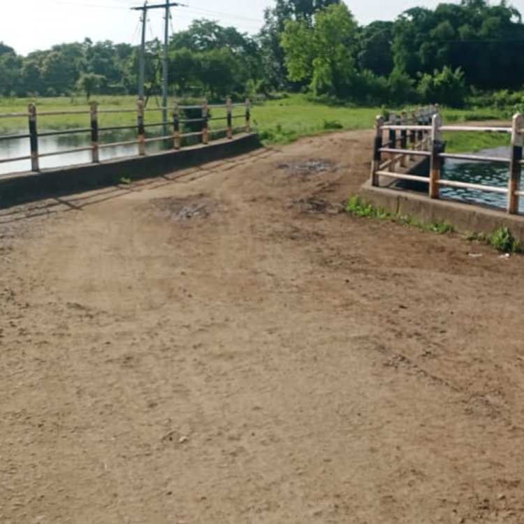 खंडवा के डोटखेड़ा में मनरेगा योजना में भ्रष्टाचार:पुलिया मरम्मत के लिए 2 लाख निकाले, काम अधूरा; ग्रामीणों ने एसडीएम से की शिकायत