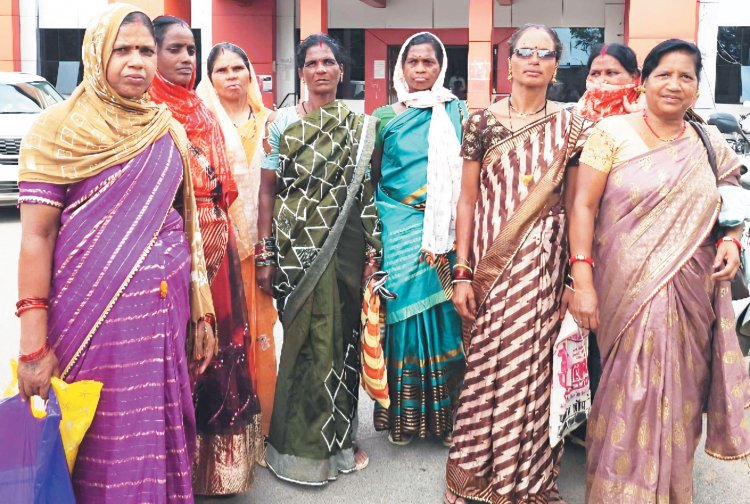 गौठान योजना में कथित घोटाले का शिकार हुईं महिलाएं