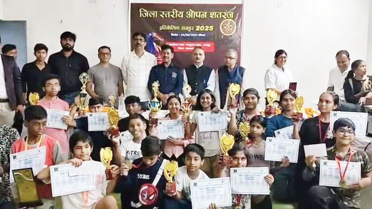 जिला स्तर शतरंज स्पर्धा: अनन्या रॉय बनीं चैंपियन