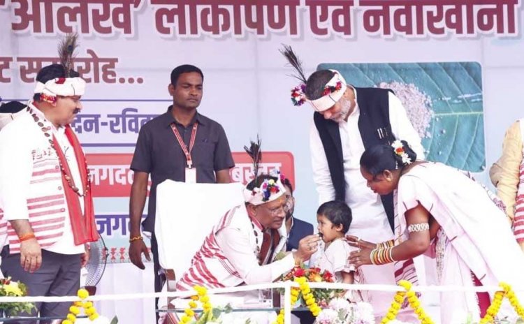 मुख्यमंत्री  विष्णुदेव साय का आत्मीय और वात्सल्यपूर्ण व्यवहार : नन्ही बच्ची भूमिका बघेल को दुलारते हुए खिलाया महुआ लड्डू